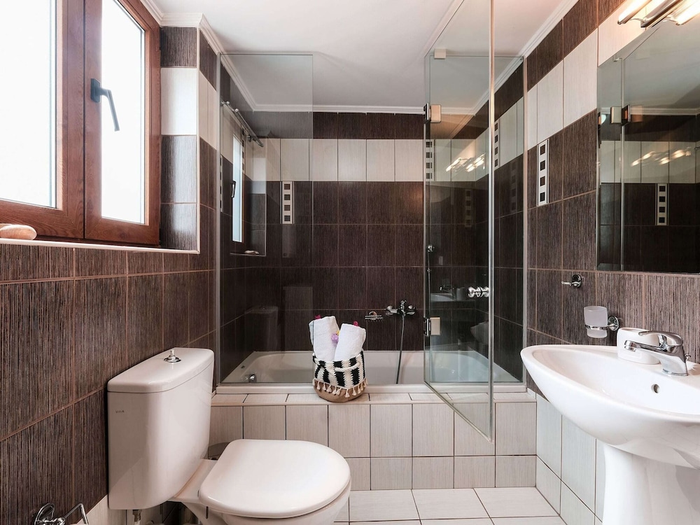 Family Friendly Villa Bluefairy With Private Pool, Near Restaurants & Beach view 4