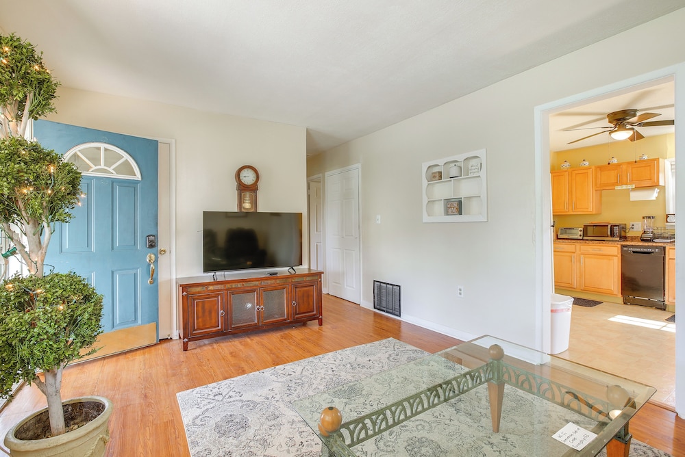 7 Mi to Dtwn Dayton: Home in Kettering w/ Yard