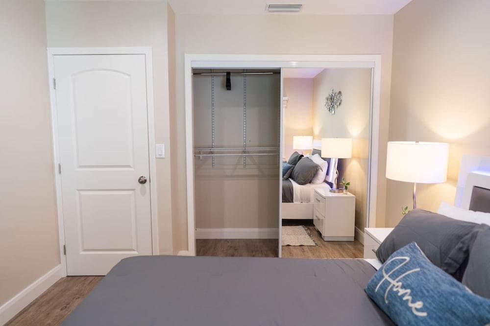 Remodeled 3BR House w Hot Tub Fenced Yard p58