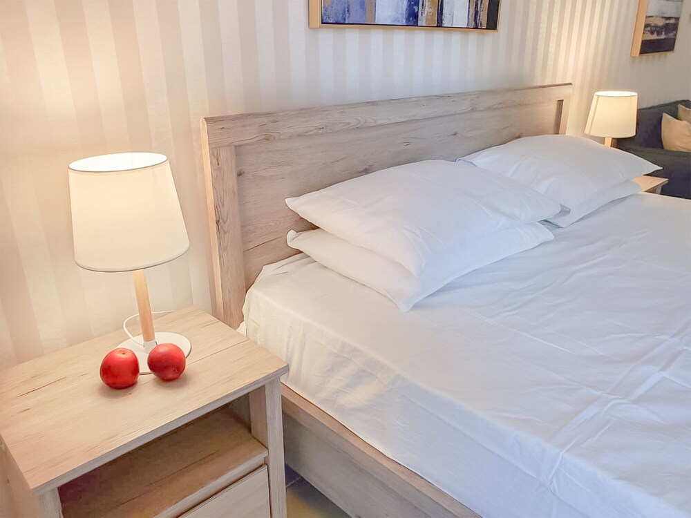 Cosmos Living Discovery Gardens — bedroom