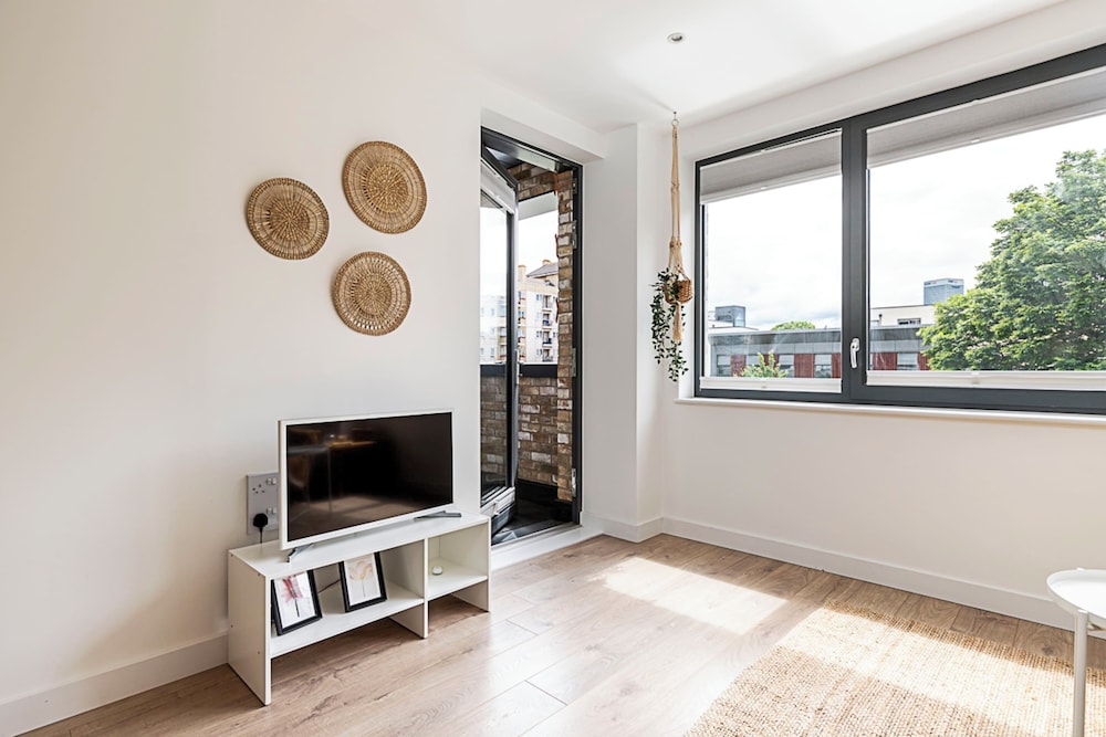 Well-connected, Cosy and Bright Modern Flat