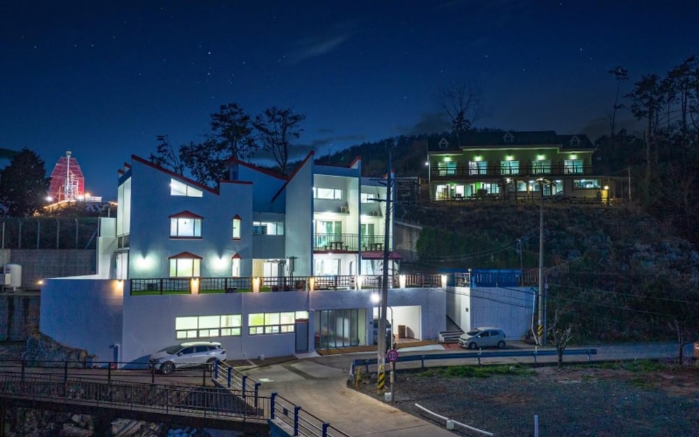 Geojedo Ocean View Dumo Mongdol Pension