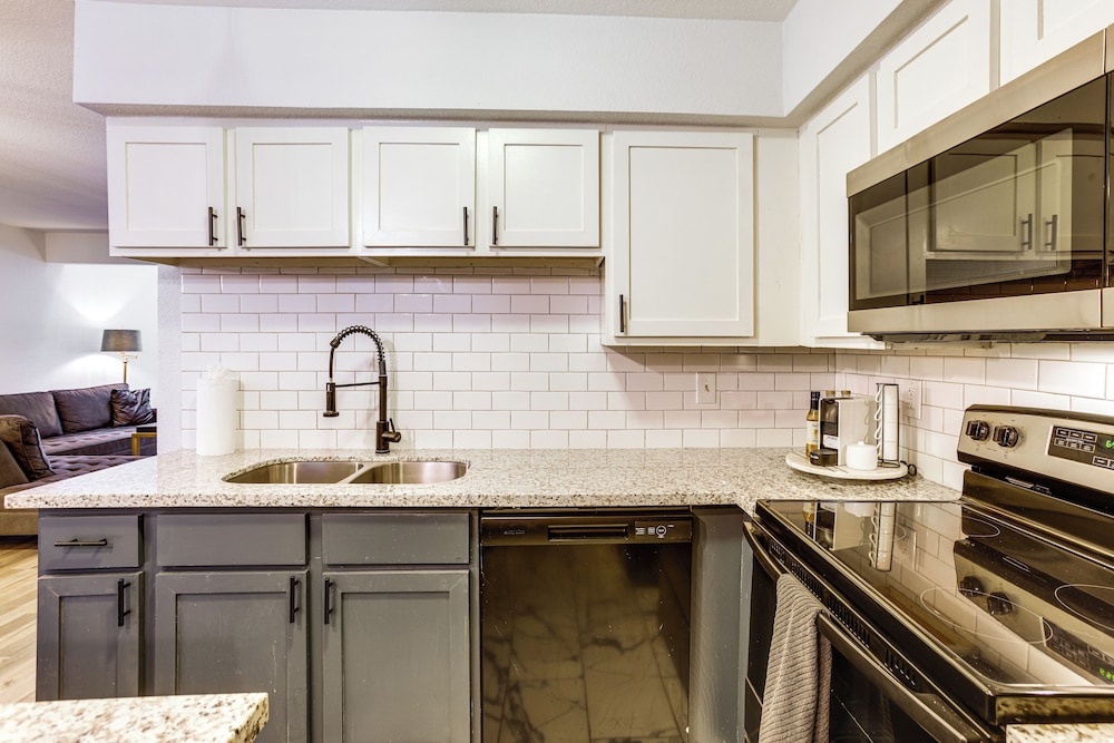 Pet-friendly Condo w/ Pool Access in Houston
