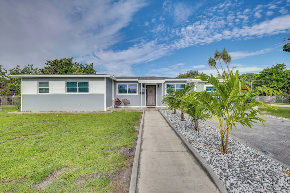 2 Mi to Hard Rock Stadium: Home w/ Spacious Yard