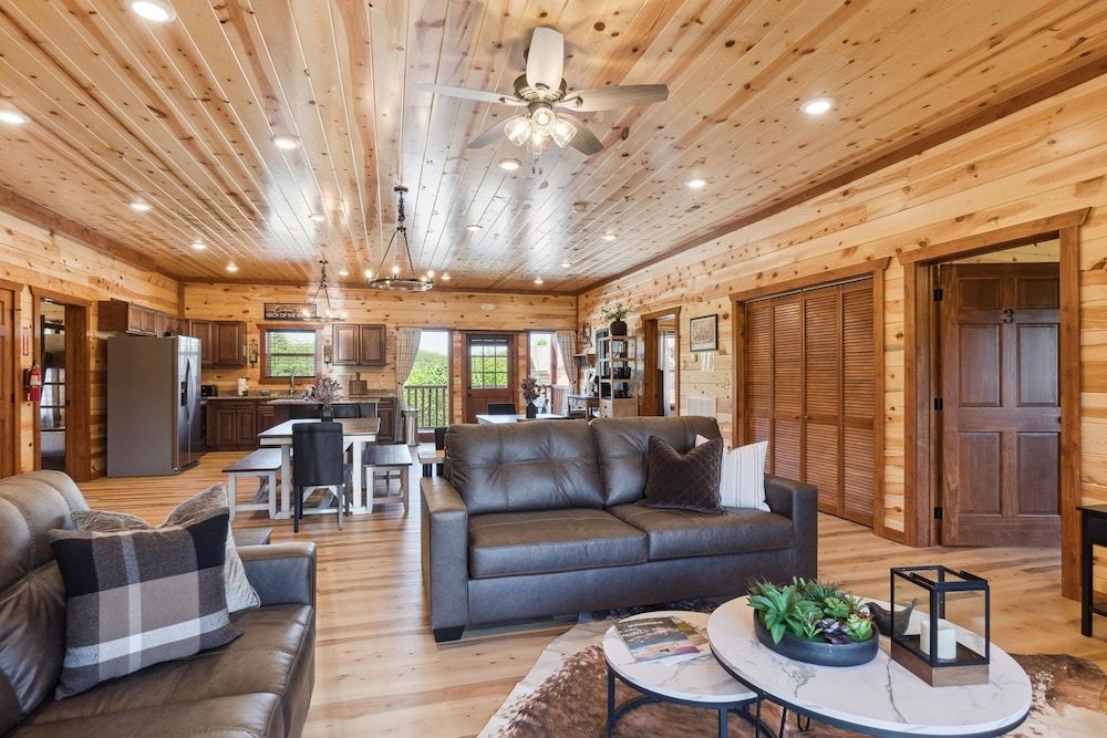 Splash Mountain Lodge 8 Bedroom Cabin