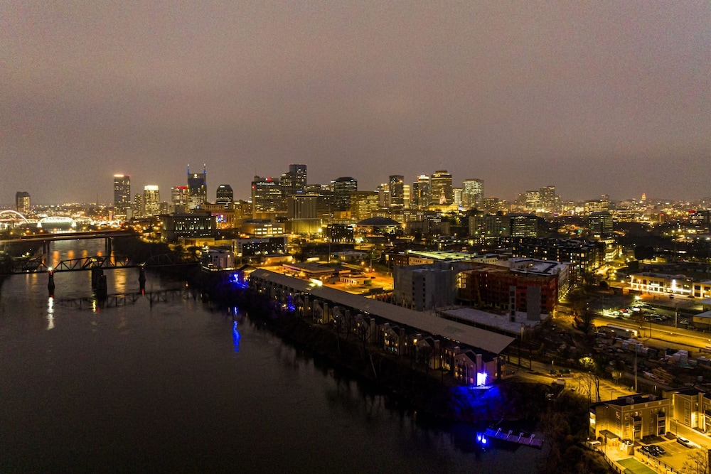 Cumberland River Views Walk to Broadway Downtown Stadium Rockin Riverfront