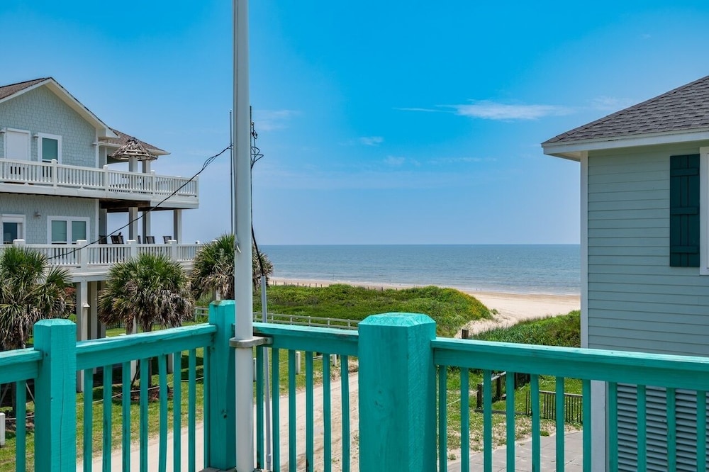 Daze In The Sun 3 Bedroom Home by RedAwning view 3