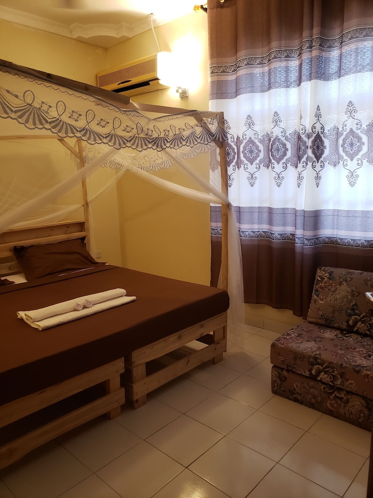 L&J modern backpackers Kigamboni view 4