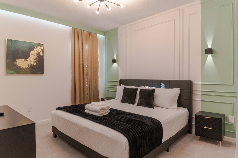 Sophisticated 9 Bedroom Close to Disney