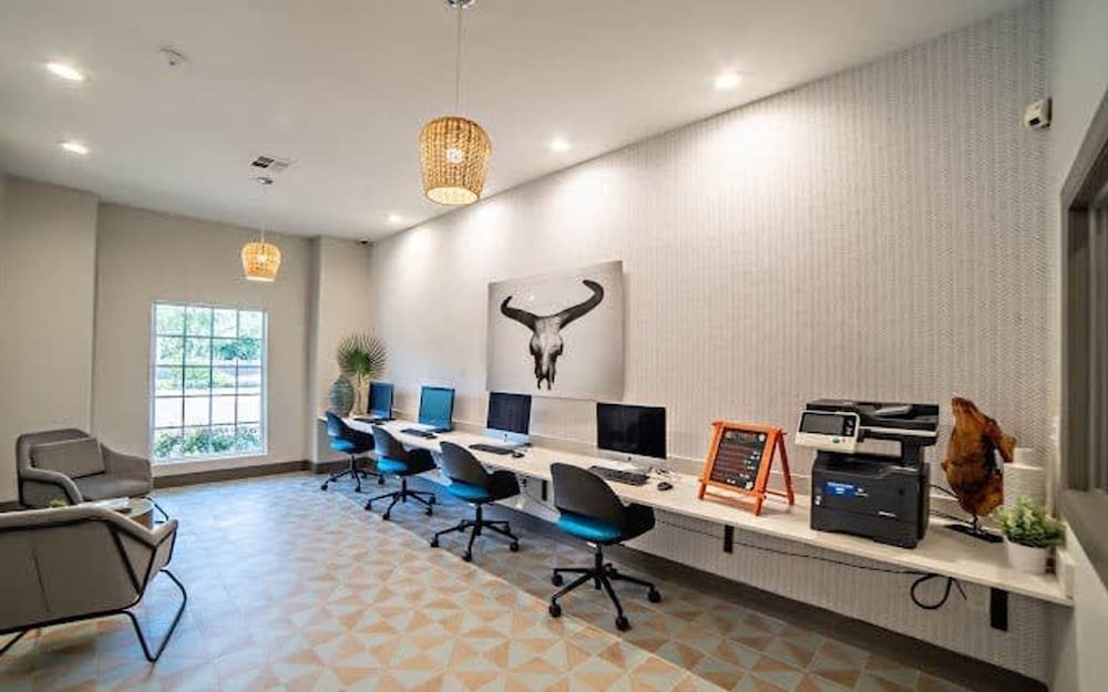 Ideal 2BR King Suite w Gym Pool Close to Downtown