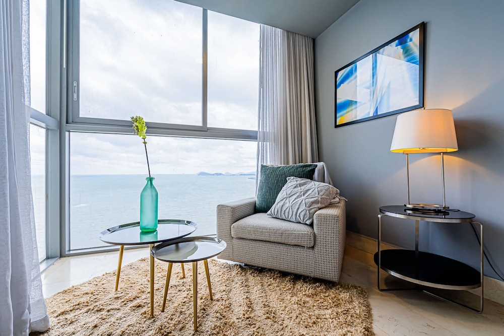 w Prestigious 1BR w Fantastic Balcony in YOO