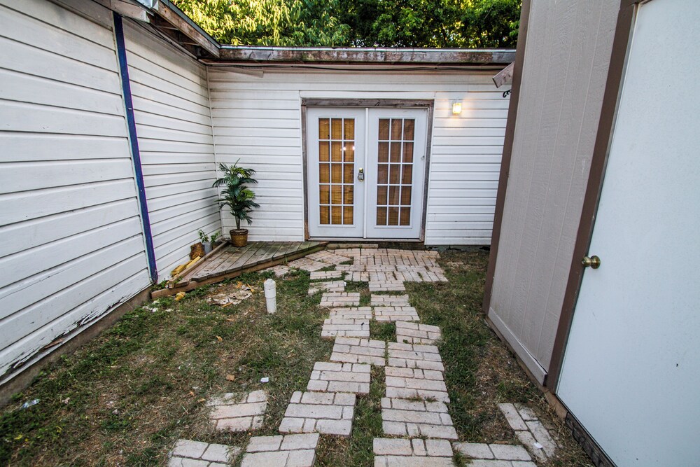 BIG Studio Near Downtown With All Amenities - Image 2