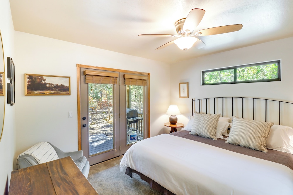 Pet-friendly Show Low Cabin w/ Patio & Gas Grill!