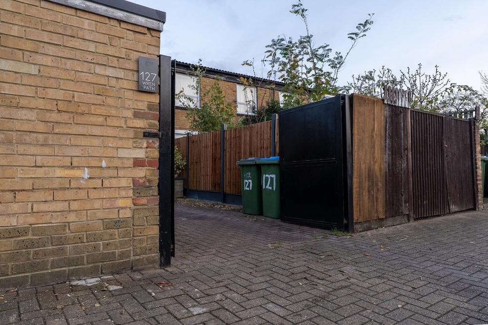 Charming 2 Bedroom Luxurious Home in Thamesmead South East London