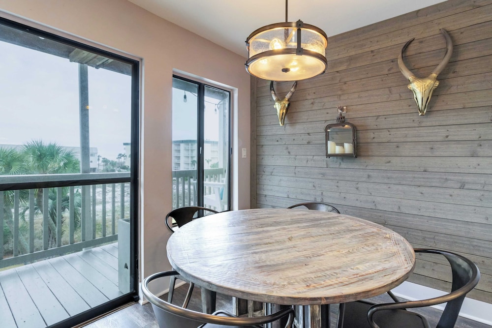 2 Condos, Steps to the Beach Pool+hot Tub, Balcony Lounge Triton & Sea Haven