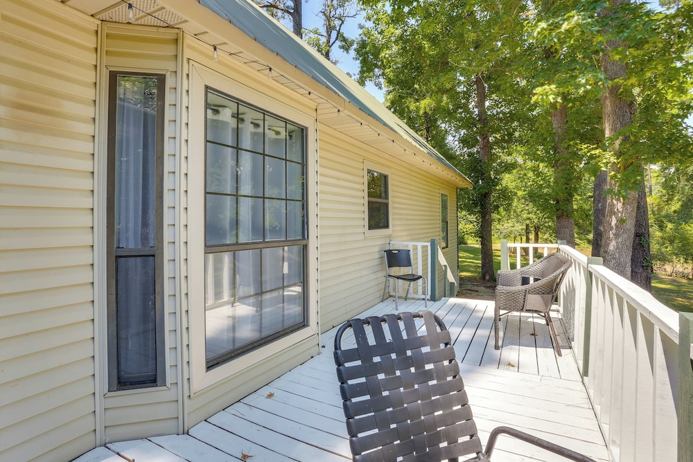 Wraparound Porch: Toledo Bend Reservoir Retreat!