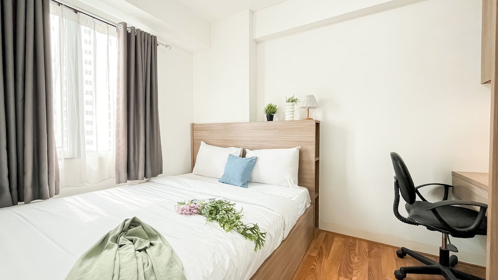 Warm And Comfy 2Br At Bassura City Apartment