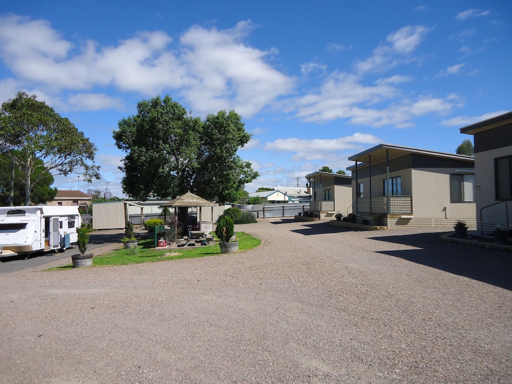Oval Motel