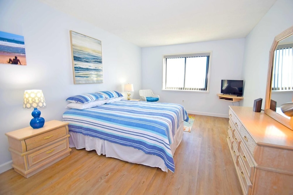 Towers 401 2 Bedroom Condo by RedAwning view 3