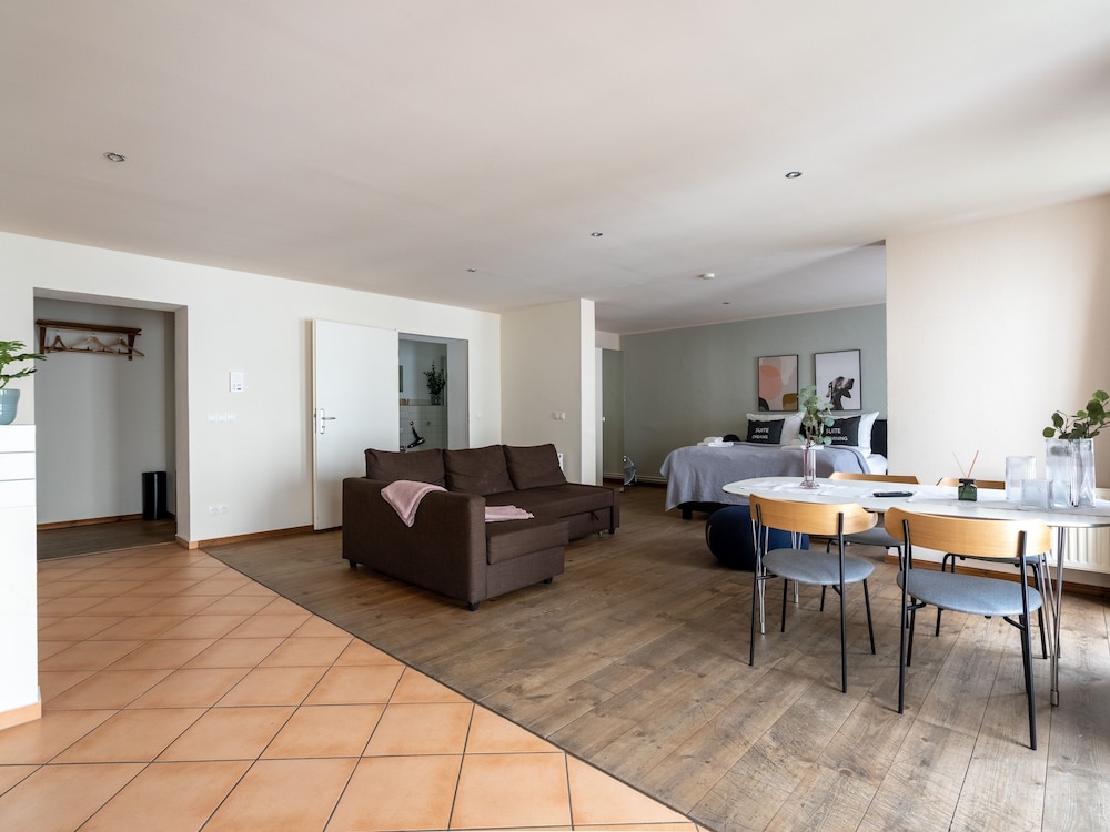 Schoenhouse Avenue by Limehome
