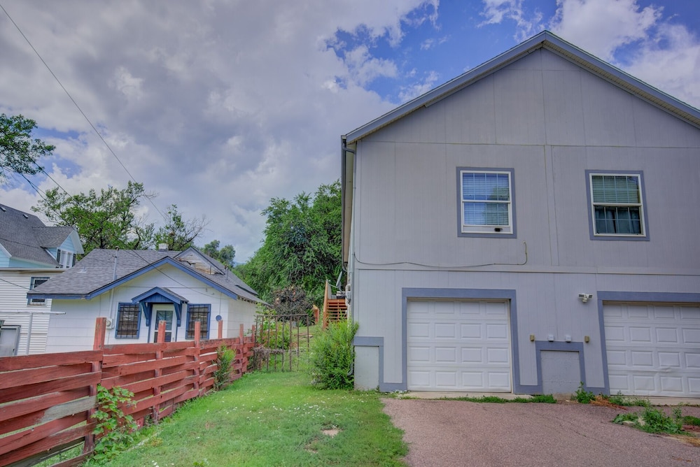 Pet-friendly 4 BR Family Stay Near Downtown view 3
