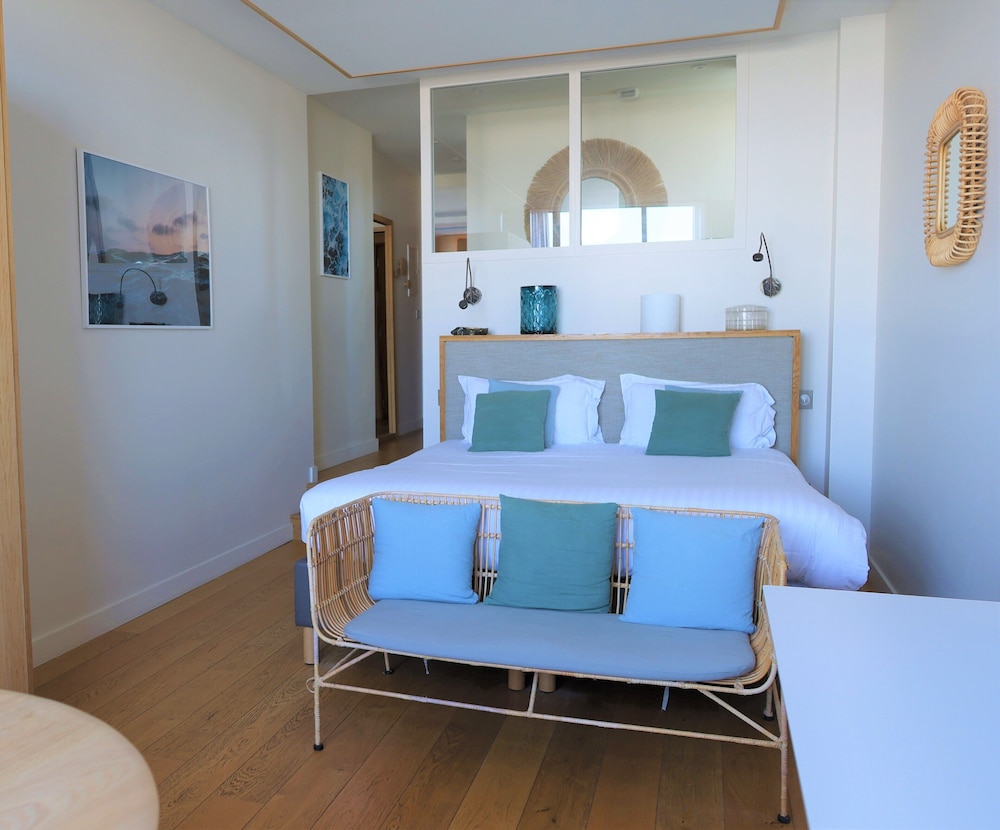 LES SUITES DU PORT by Le Saint Ferdinand