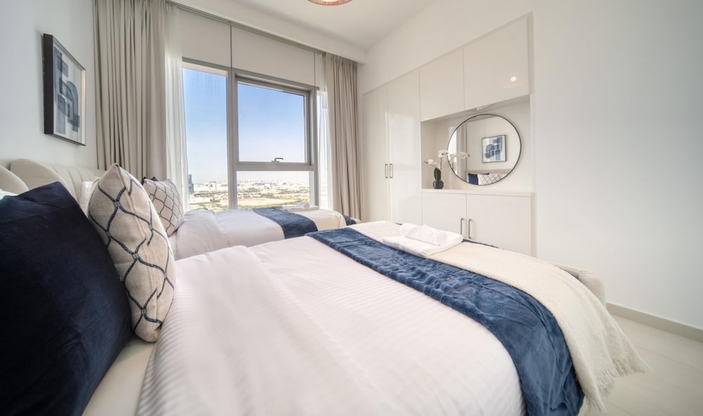 Classy Downtown 2BR w City View Balcony
