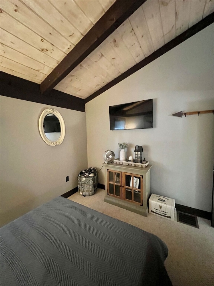 Alpine Village Getaway Limit 8 3 Bedroom Cottage by RedAwning view 5