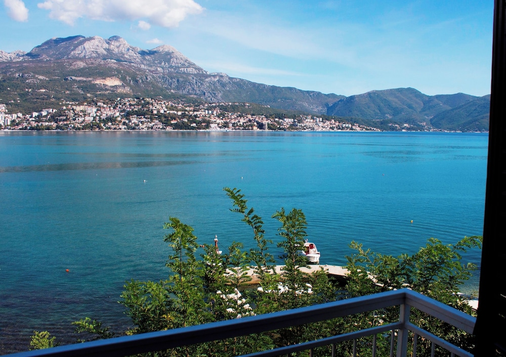 Detached Villa/njivice/sleeps6/stunning Views/wifi