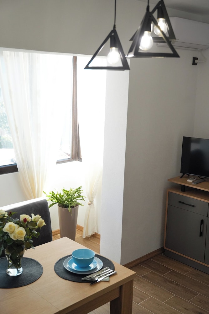 2 Bed Apt - Sleeps 4, Terrace & Pet Friendly