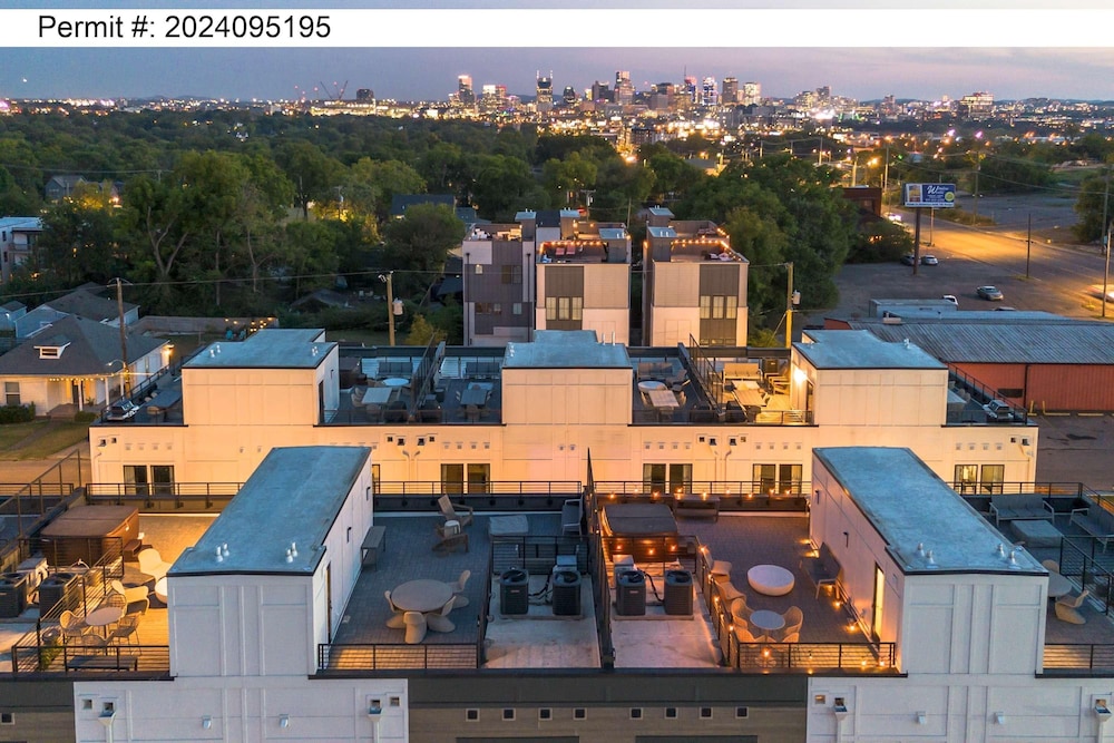 Nashville Escape With Skyline Deck and Hot Tub