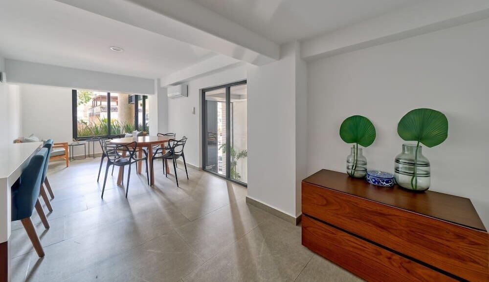 1BR Apartment - Private Balcony - Pool - Gym
