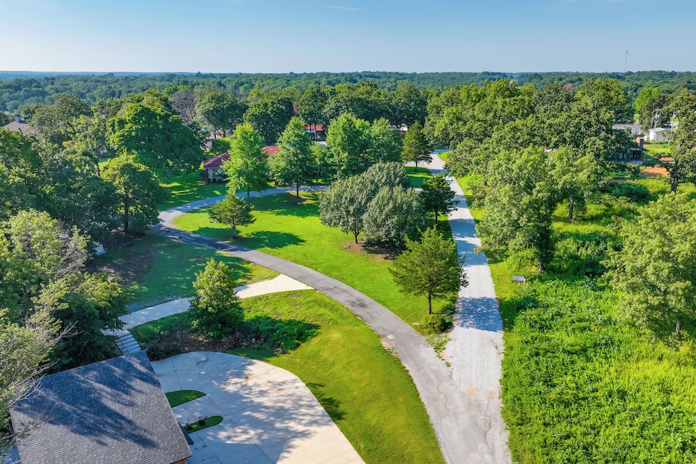 Walk to Grand Lake: Pet-friendly Grove Getaway!