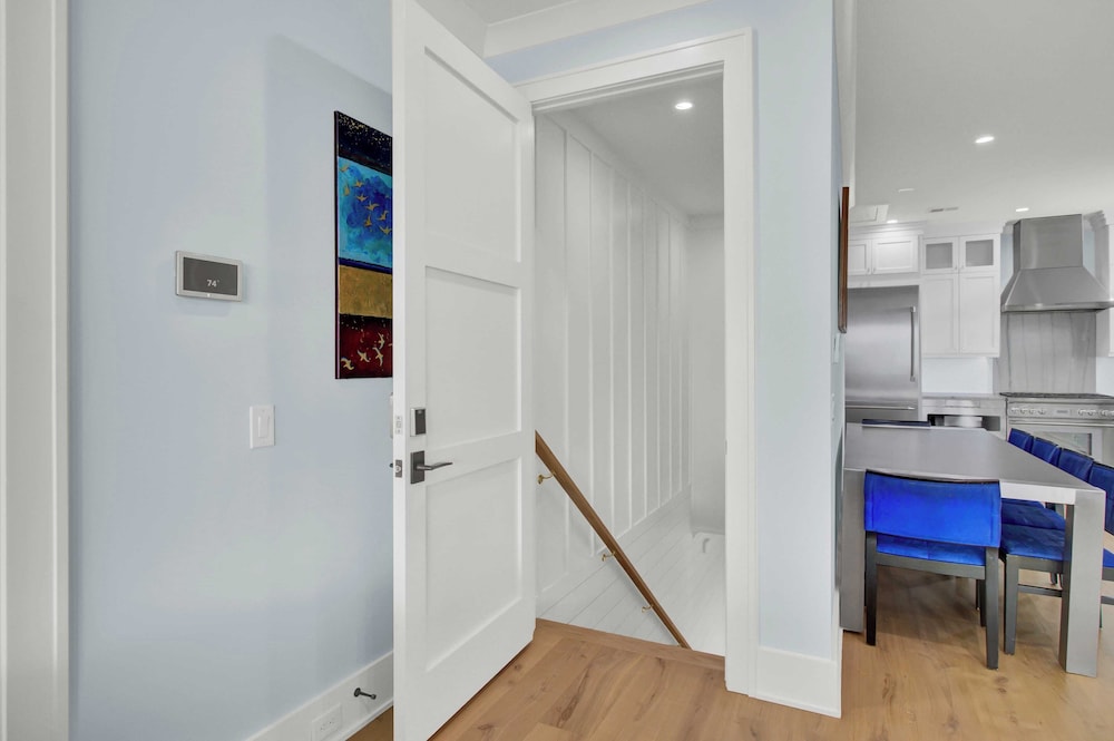7 Beachwood East by Avantstay Steps to the Beach Ocean Views, Hot Tub, 7bdr