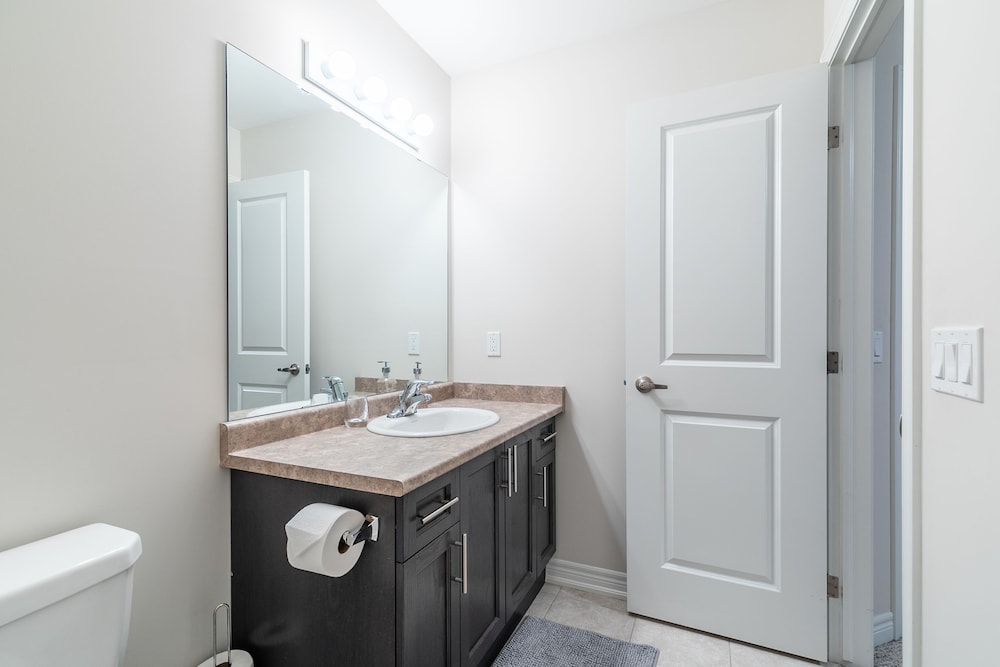 Modern 3BR 2BA Townhome in Lakeshore