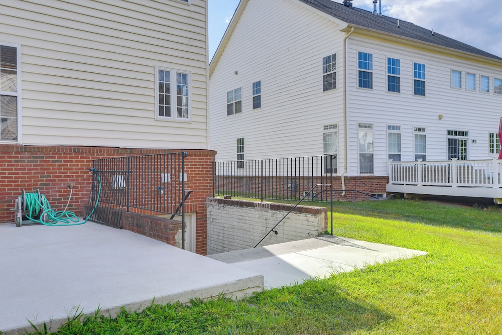 Pets Welcome! Cozy Family Apartment in Sterling