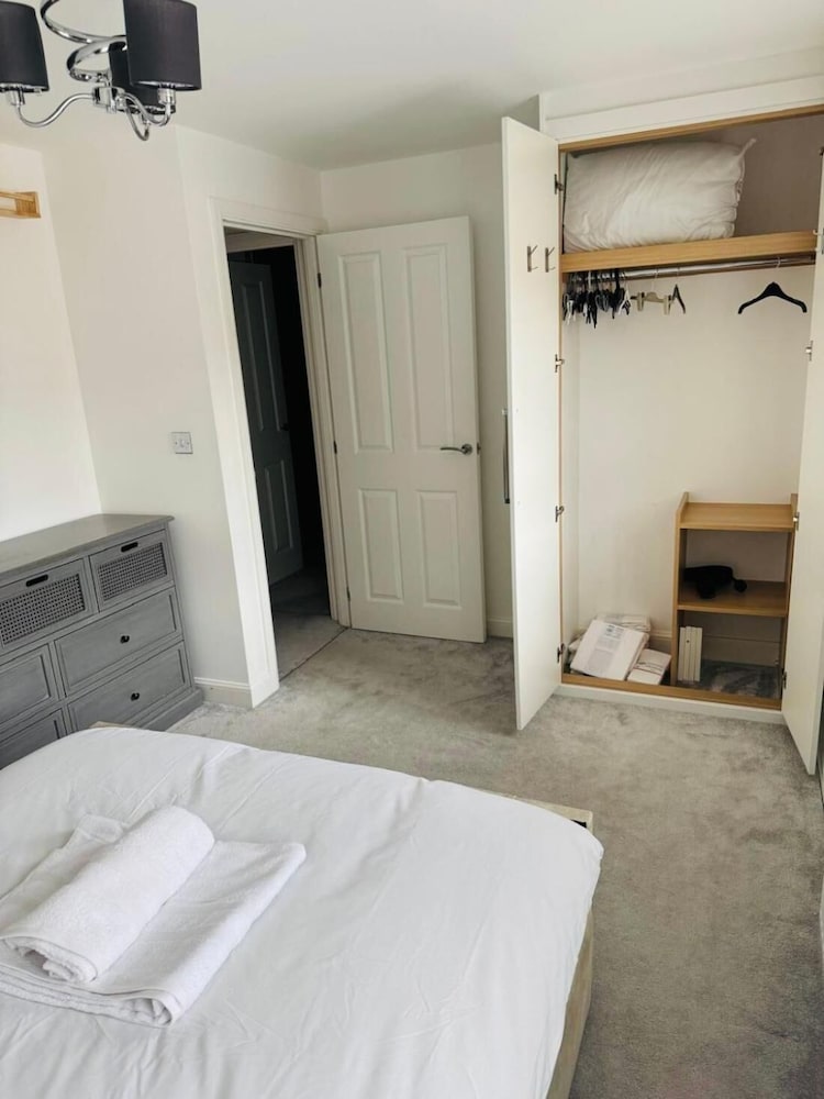 High END Spacious 4 Bed House - Free Parking