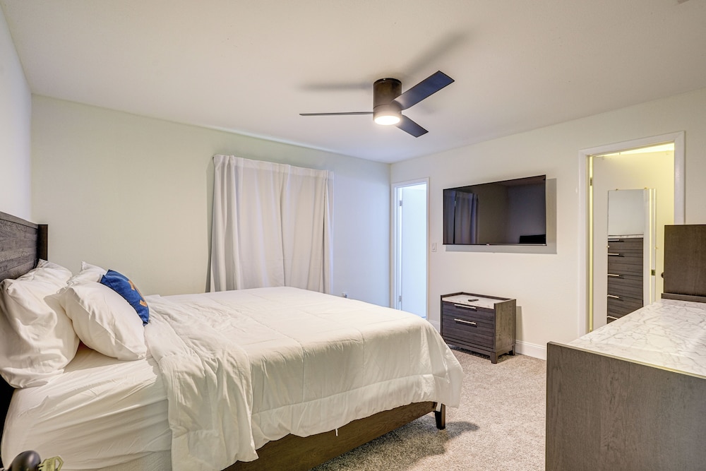 Explore & Relax: Chic & Cozy Retreat in Lakeland!