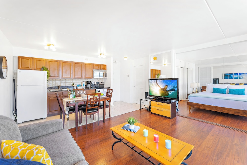 High Floor Ocean View Condo (King Bed and Parking): hotel room photo