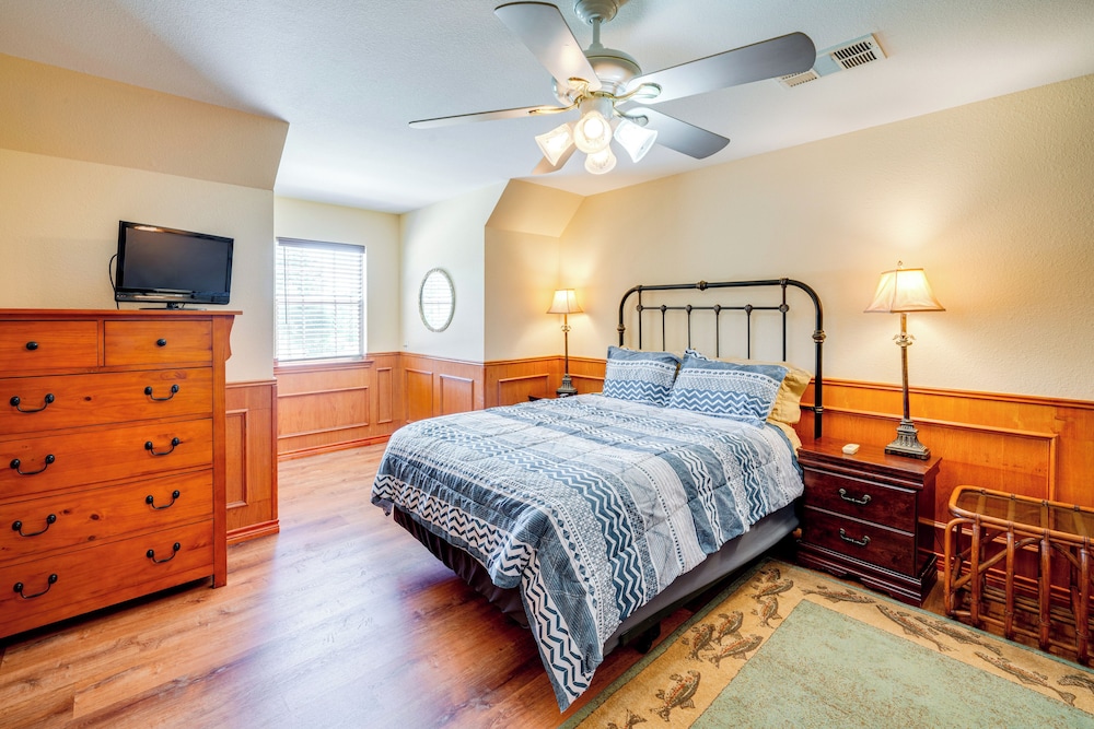 Sunrise Cove RC Llc: Lakefront Home w/ 2 Casitas!