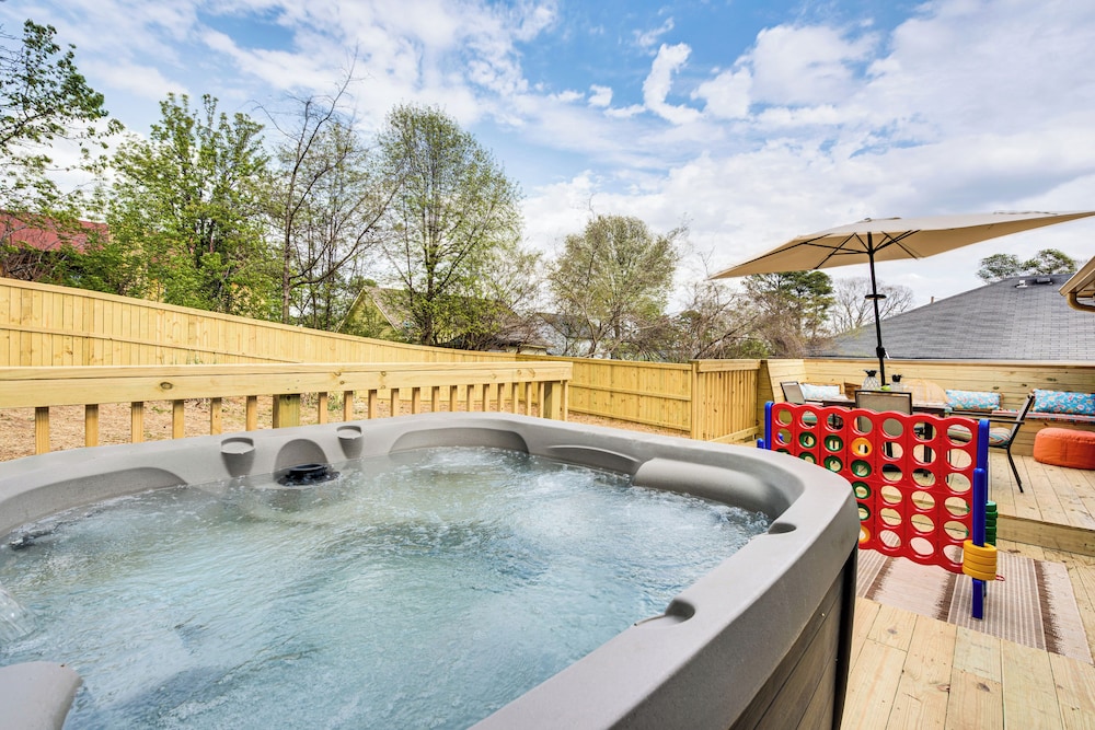 4 Mi to Airport: Atlanta Home w/ Deck & Hot Tub