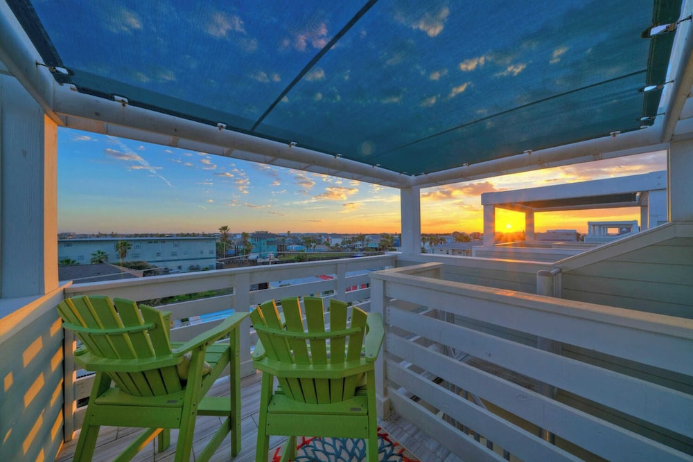 Sleeps 33! 4 Condos, Walk to the Beach, Resort-style Pool, Endless Summer Resort