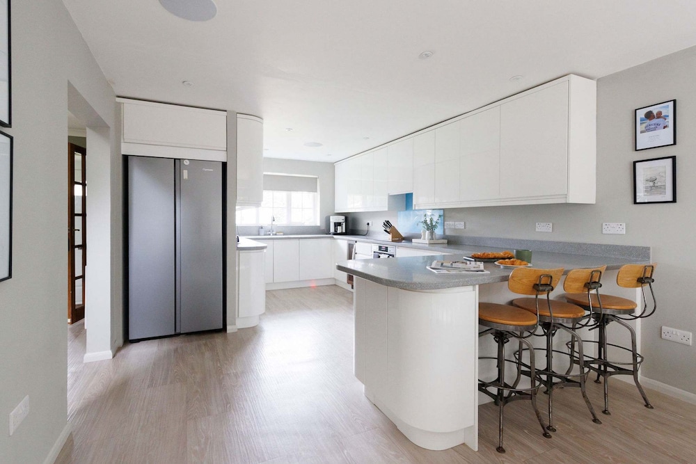Stylish 4 Bed Home Close to Beach