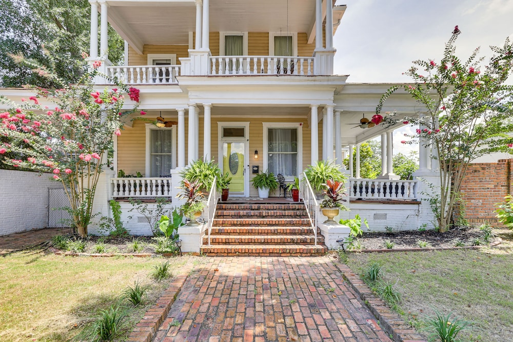 Central Albany Home With Covered Porch & Patio! view 2