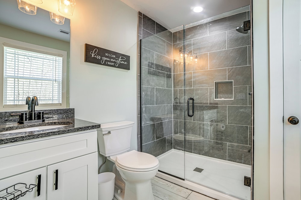 4 Mi to Lake Barkley: Pet-friendly Home w/ Hot Tub