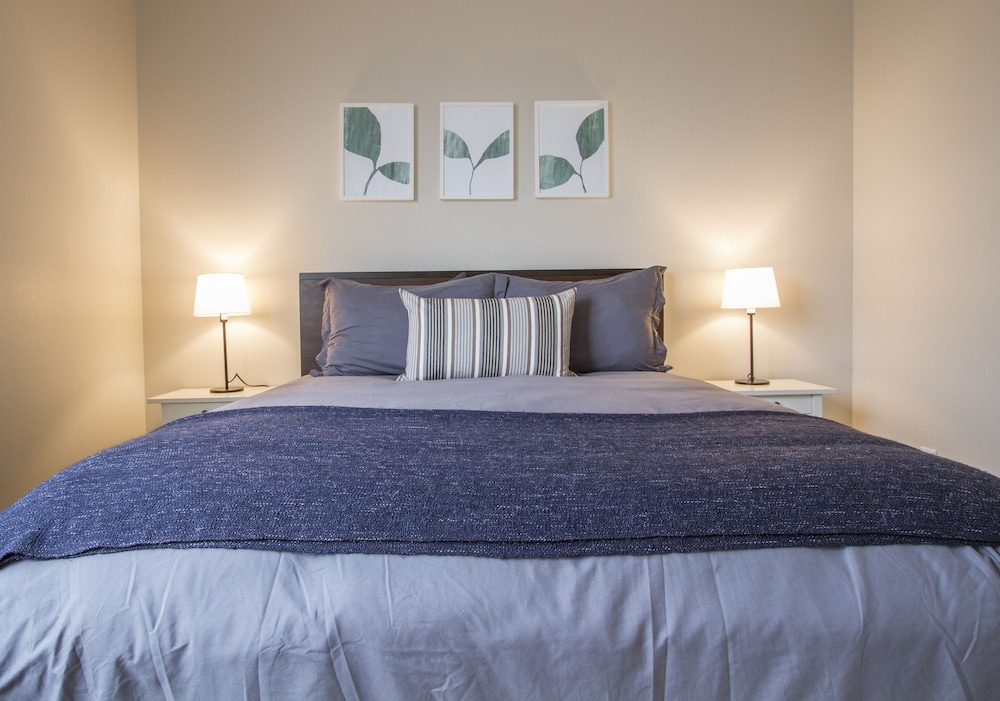MARINA PRESIDENTIAL SUITE w AMAZING VIEWS & AMENITIES