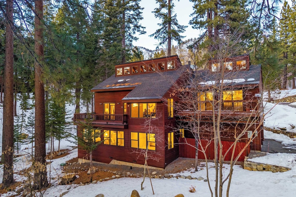 Views + Mins to Skiing, Lake, & Incline Village Incline Serenity by Avantstay