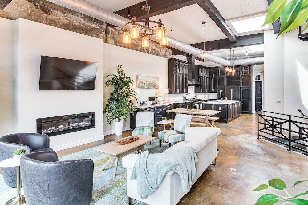 Modern Dtwn Condo w/ Balcony in Hendersonville