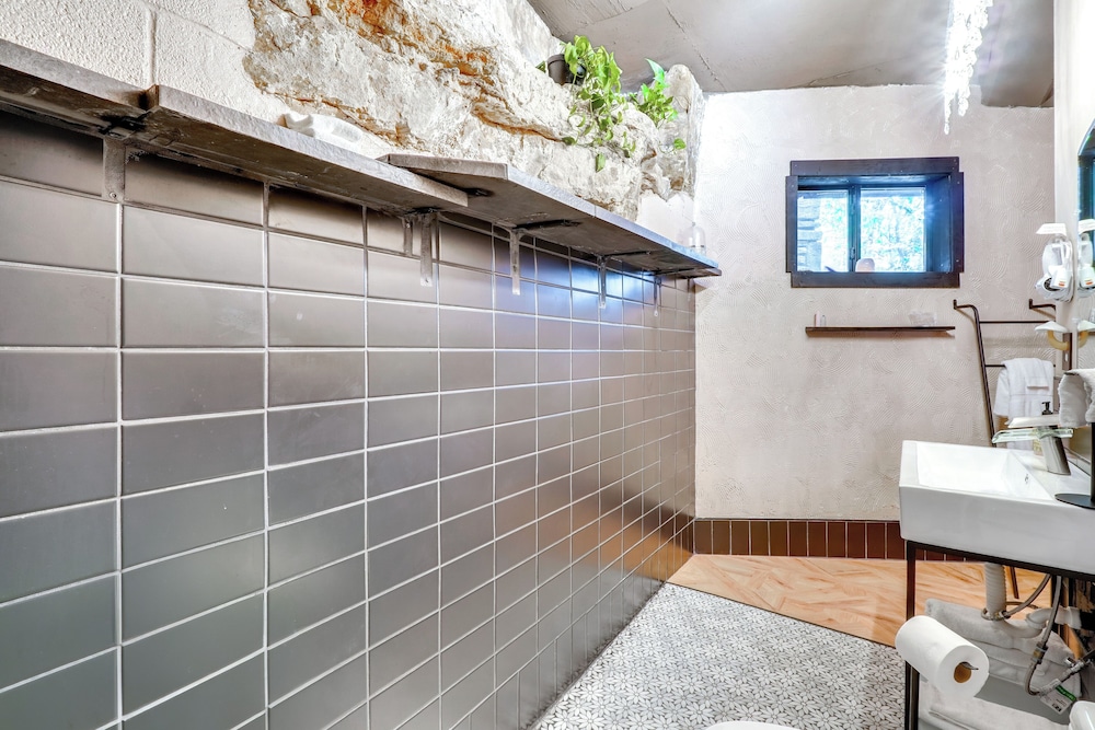 Grill & Rooftop Deck: Cozy Hideaway in Garfield