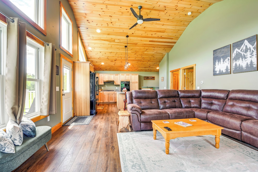 Mtn-view Home 6 Mi to Jay Peak Resort: Fish & Hike